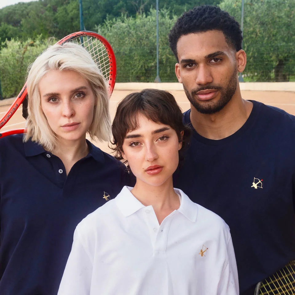 Vermas Distribution Design Fashion for Brands Tennissportteam mit Markenshirts, die das Markenlogo tragen.